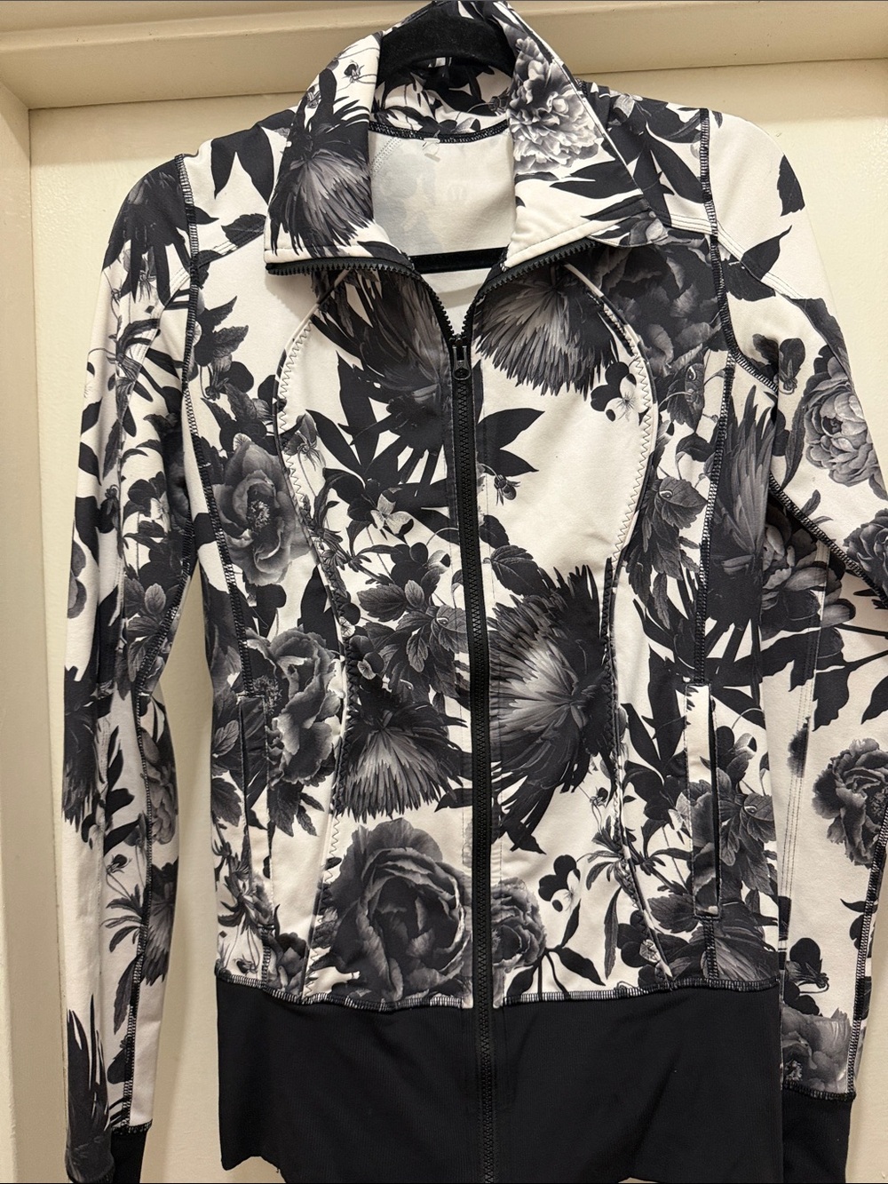 lululemon athletica Black & White Floral Zip Bomber Jacket has no inside tags